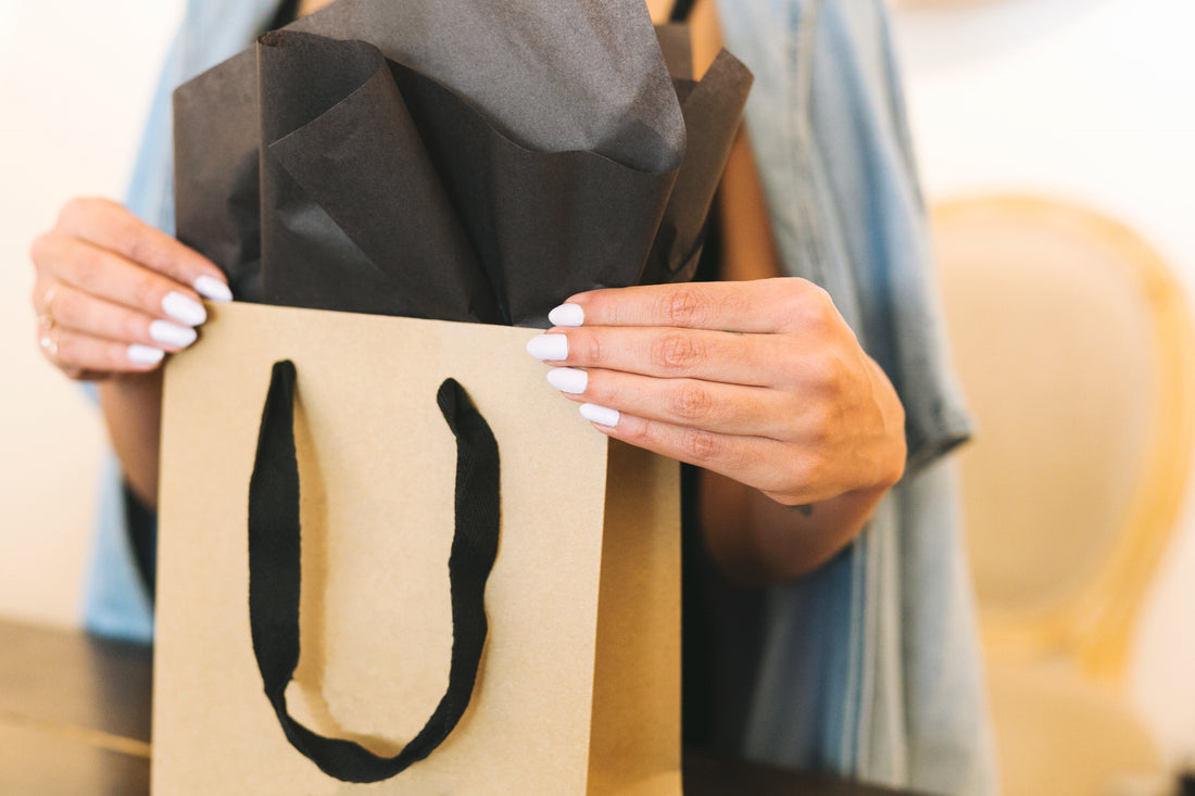 NightOwl Shopping bag with gifts